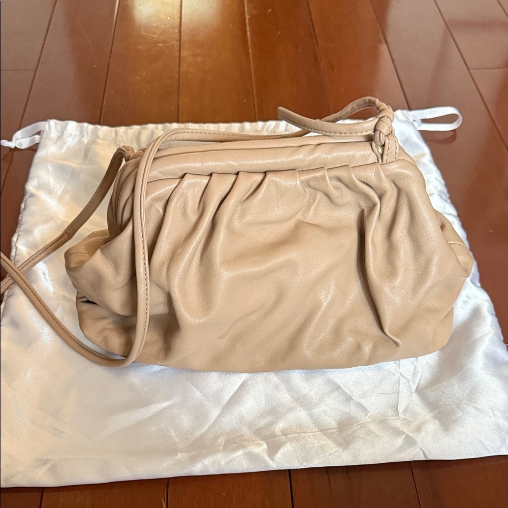 Chic Tan Leather Shoulder Bag